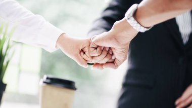 İş adamları yumruk tokuşturuyor, yakın çekim..