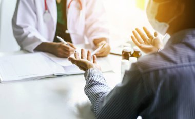 Doktorlar ve hastalar tedavi hakkında bir şeyler tartışıyor ve uyuşturucu alerjisi geçmişi alıyorlar..