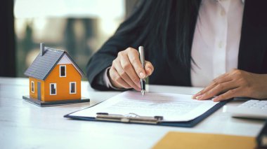 İş kadını ev ve gayrimenkul alımlarını uzun vadeli taksitle imzaladı.