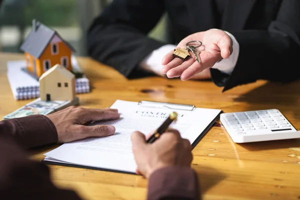 Immobilienkäufer Und Makler Einigen Sich Auf Unterzeichnung Des Vertrages Und — Stockfoto