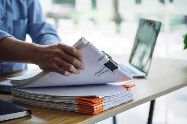 Asiático Hombre Oficina Trabajador Holding Documentos Inacabado Papeleo Oficina Mesa — Foto de Stock