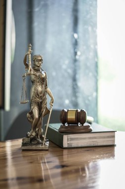 Adalet Heykeli - kadın adaleti veya Iustitia / Justitia Roma adalet tanrıçası, dikey görüntü.