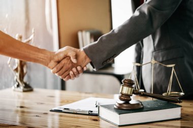 İş adamı mahkemede iyi bir anlaşma yaptıktan sonra avukatla tokalaşıyor.