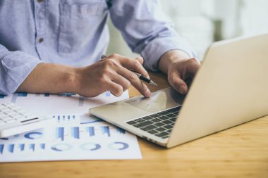 İşadamı çalışma laptop yeni mimari proje için. Genel tasarım defter masanın üzerinde. Arka plan bulanık yatay mockup.