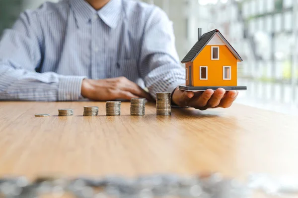 Zakenman Houden Van Huis Speelgoed Met Stapel Munt Geld Besparen — Stockfoto