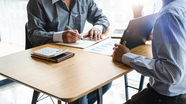 Close Ejecutivos Corporativos Asiáticos Trabajando Juntos Revisando Negocios Oficina — Foto de Stock