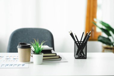 Model: Çalışma masası çalışma masası masa üstü, kitap, finansal tablo kağıdı, kahve fincanı.