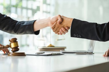 İş adamı mahkemede iyi bir anlaşma yaptıktan sonra avukatla tokalaşıyor..