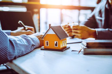 Alıcı ofiste Satılık ev sözleşme Emlak emlakçı işareti.