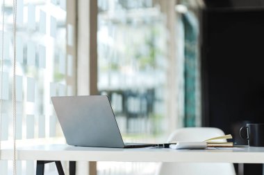 Yaratıcı tasarımcı tablosu ile açık laptop uzaklaştı kapatın. Yukarı alay 