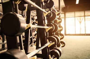 Modern spor kulübündeki halterleri hafif ışıkla kapatın..