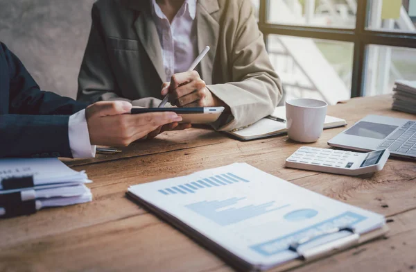 Close Discussies Teamvergaderingen Van Business Developer Werken Een Laptop Computer — Stockfoto