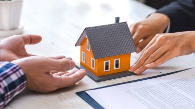 Emlak komisyoncusu, ev kredisi teklifi ve konut sigortası için imza anlaşması, ev modeli gibi konularda müşterilere danışmanlık ve sunum yapar..