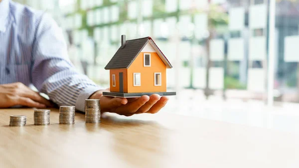 Mão Escolhendo Linha Dinheiro Moeda Casa Planejando Comprar Propriedade Nova — Fotografia de Stock