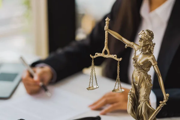 Senhora Justificação Com Mulher Advogada Que Trabalha Com Contrato — Fotografia de Stock