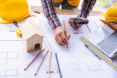 Mimarlar ve mühendis, planlarından mimari çalışmalar yaratıyor. Gerçek dünya inşaatında kullanmak için inşaat modelleri yapıyorlar..