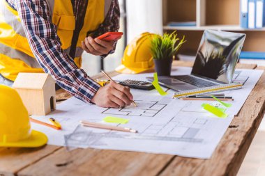 Mimarlar ve mühendis, planlarından mimari çalışmalar yaratıyor. Gerçek dünya inşaatında kullanmak için inşaat modelleri yapıyorlar..