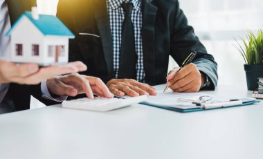 Emlakçı ya da emlakçı müşterilere ev satın alma sözleşmesi imzalatır ve evi müşteriye teslim ederler. Ev Satış ve Sigorta Fikirleri