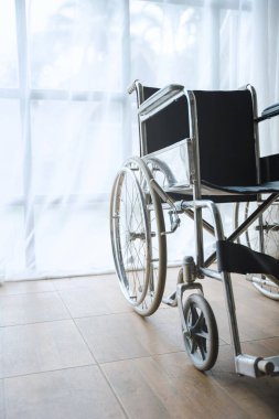 Eski tip filtreli hasta hizmetlerini bekleyen boş tekerlekli sandalye manzarasını kapat.