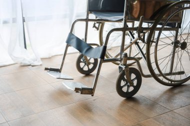 Eski tip filtreli hasta hizmetlerini bekleyen boş tekerlekli sandalye manzarasını kapat.