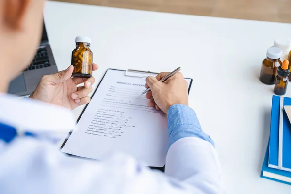Primer Plano Las Manos Del Médico Escribiendo Prescripción Sosteniendo Botella — Foto de Stock