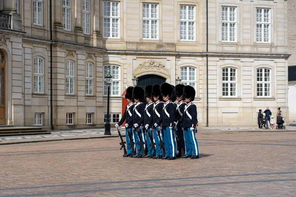 Cambio delle guardie al Palazzo Amalienborg di Copenaghen — Foto Stock