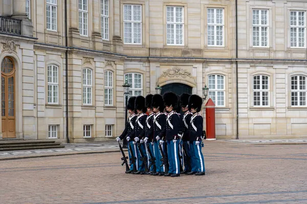 Cambio delle guardie al Palazzo Amalienborg di Copenaghen — Foto Stock