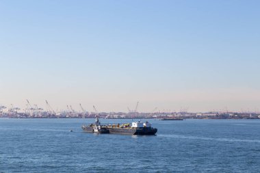 Bayonne Limanı, New Jersey 'deki petrol mavnası.
