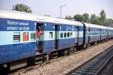 Hint treninin kapısındaki adam.