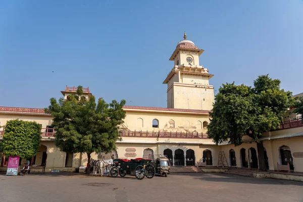 Годинникова вежа в міському палаці в Япіурі (Індія). — стокове фото