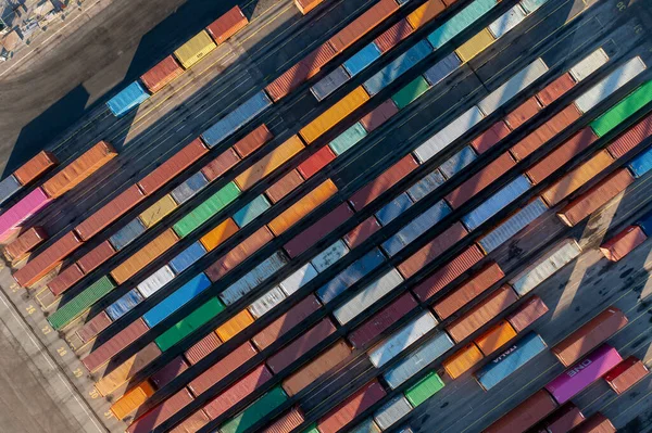 Vista aérea de arriba hacia abajo de contenedores multicolores —  Fotos de Stock