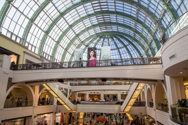 Atrio dentro del Dubai Mall, Emiratos Árabes Unidos — Foto de Stock