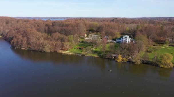 Sophienholm bij Bagsvaerd Lake in Zeeland, Denemarken — Stockvideo