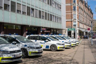 Kopenhag, Danimarka. - 7 Mayıs 2022: Vesterbro bölgesindeki polis karakolunun önüne park etmiş polis arabaları