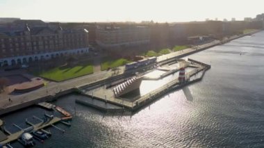 Kopenhag, Danimarka - 20 Ağustos 2021: Brygge Adası 'ndaki liman banyosunun insansız hava aracı görüntüsü.