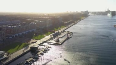 Kopenhag, Danimarka - 20 Ağustos 2021: Brygge Adası 'ndaki liman banyosunun insansız hava aracı görüntüsü.