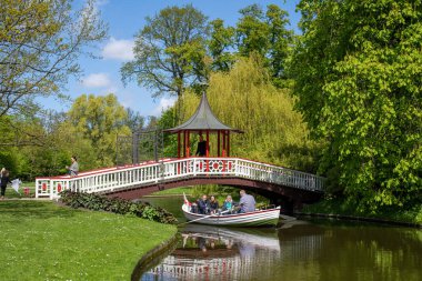 Frederiksberg, Danimarka - 07 Mayıs 2022: Frederiksberg Gardens 'da bir sandaldaki insanlar.