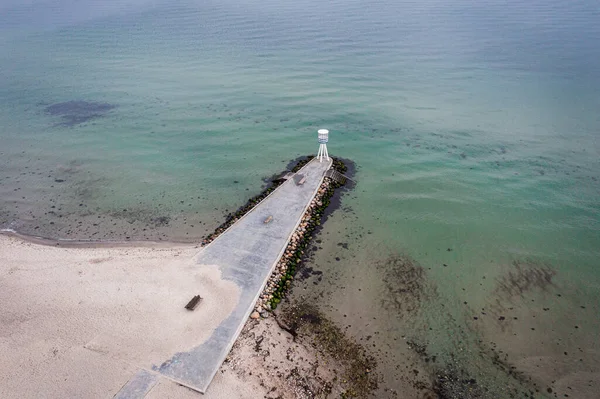 丹麦Klampenborg 2022年3月15日 在Bellevue海滩的标志性救生塔的空中无人驾驶图像 — 图库照片