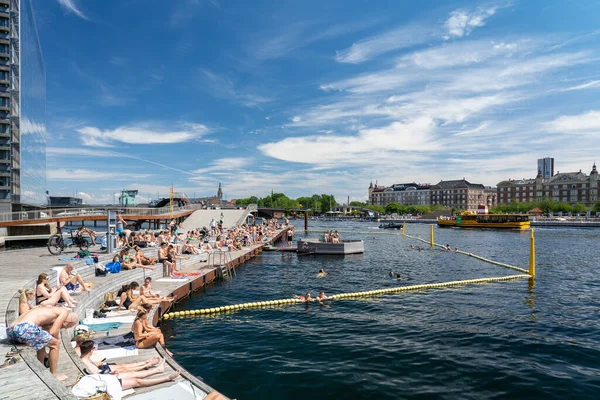 Kopenhagen Denemarken Juni 2022 Mensen Genieten Van Zon Bij Kalvebod — Stockfoto