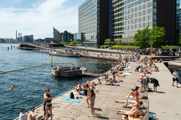 Kopenhagen Denemarken Juni 2022 Mensen Genieten Van Zon Bij Kalvebod — Stockfoto