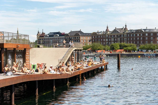 Kopenhagen Denemarken Juni 2022 Mensen Genieten Van Zon Bij Kalvebod — Stockfoto