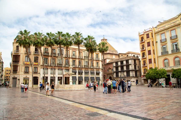スペイン マラガ 2019年5月24日 市内中心部のラ コンストラクション広場の歴史的建造物と人々 — ストック写真