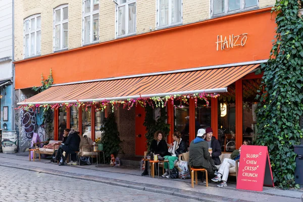Октября 2022 Копенгаген Дания Люди Сидят Кафе Vaernedamsvej Районе Вестербро — стоковое фото