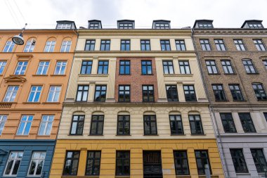 Kopenhag, Danimarka - 18 Ekim 2022: Jagersborggade, Norrebro bölgesindeki renkli konut binaları cephesi