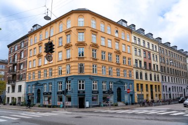 Kopenhag, Danimarka - 18 Ekim 2022: Jagersborggade, Norrebro bölgesindeki renkli konut binaları cephesi