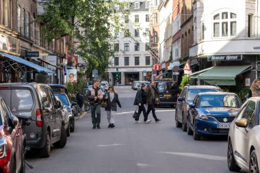 Kopenhag, Danimarka - 16 Ekim 2022: Vesterbro bölgesindeki Varnedamsvej 'deki insanlar ve dükkanlar