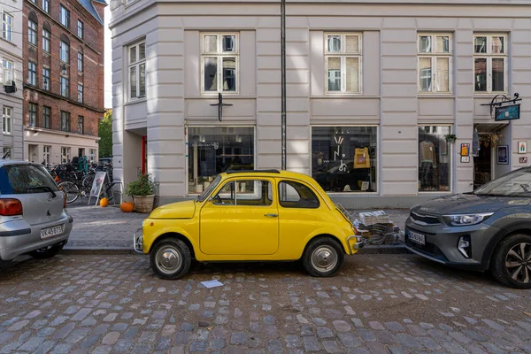 Copenhague Dinamarca Outubro 2022 Fiat 500 Vintage Amarelo Estacionado Uma — Fotografia de Stock