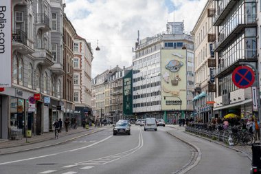 Kopenhag, Danimarka - 16 Ekim 2022: Vesterbrogade 'deki insanlar, arabalar ve dükkanlar