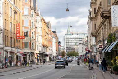 Kopenhag, Danimarka - 16 Ekim 2022: Vesterbrogade 'deki insanlar, arabalar ve dükkanlar