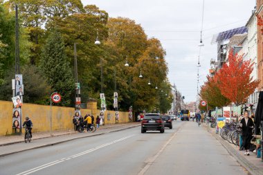Kopenhag, Danimarka - 18 Ekim 2022: Norrebrogade Norrebrogade 'de insanlar, arabalar ve dükkanlar